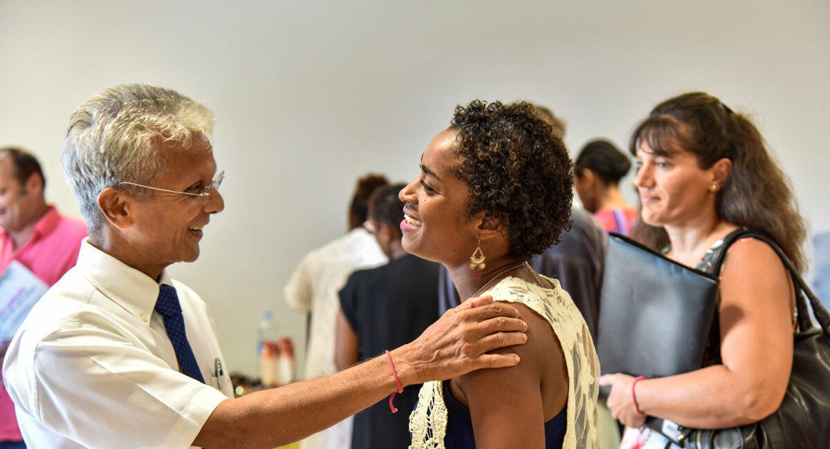 groupe de médecins souriants participants à un séminaire