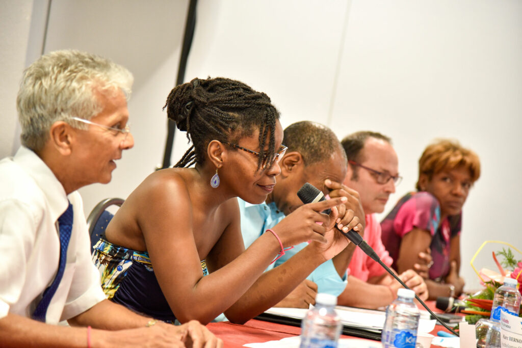 groupe de medecins participants à un débat public sur la medecine en guadeloupe EREGIN