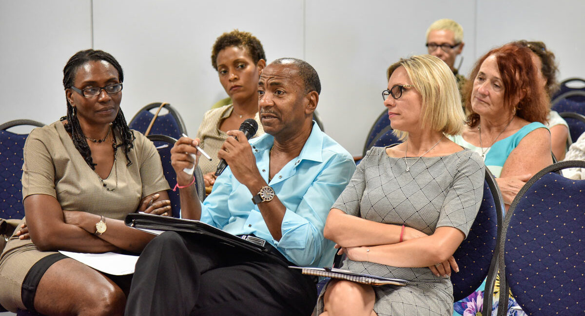 groupe de plusieurs médecins participants à un débat public en guadeloupe