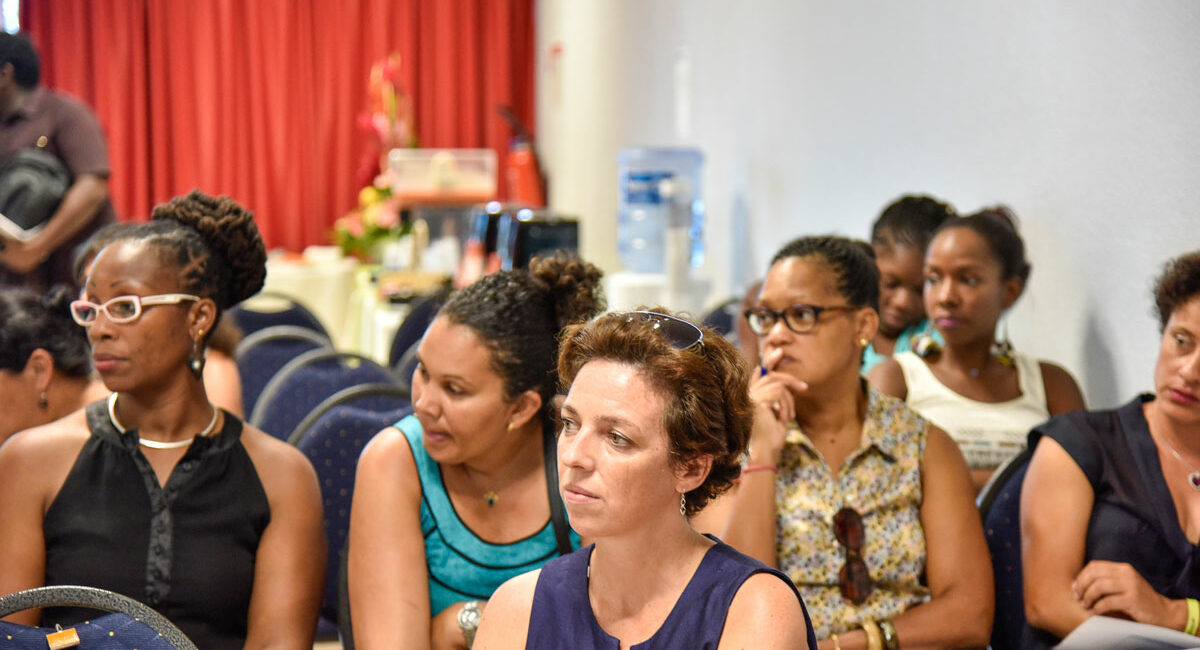 groupe de plusieurs médecins participants à un débat public en guadeloupe