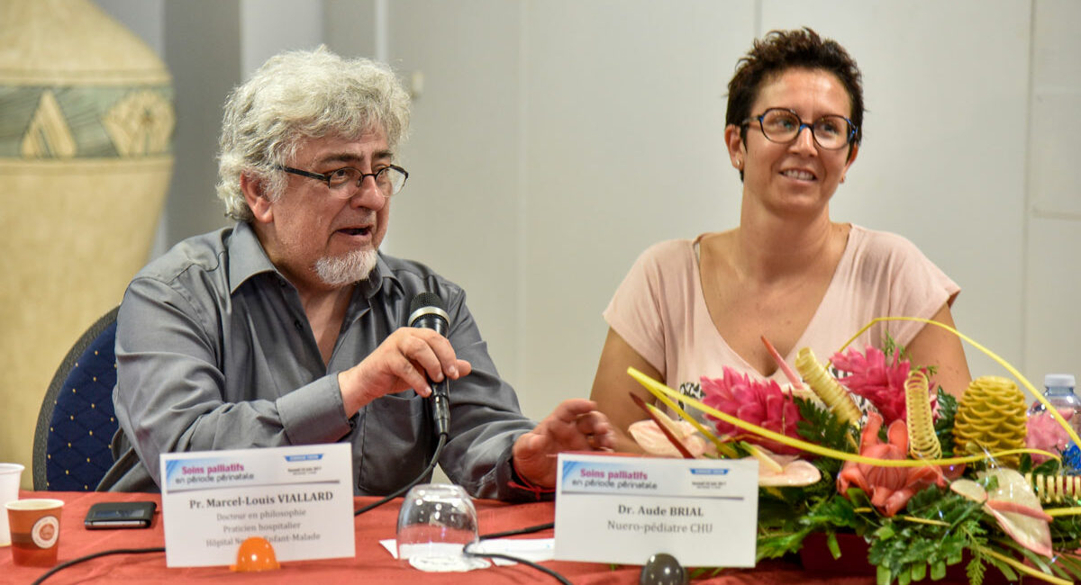 groupe de plusieurs médecins participants à un débat public en guadeloupe