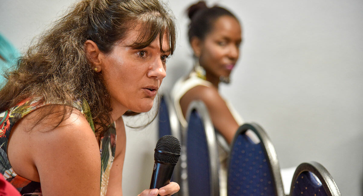 femme médecin intervenant à un débat public en guadeloupe