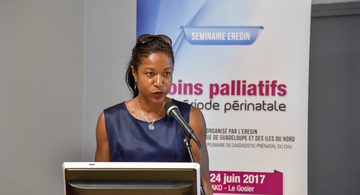 médecin noire intervenante à un séminaire en guadeloupe