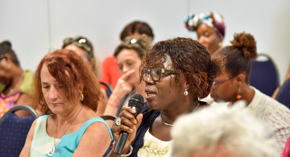 groupe de plusieurs médecins participants à un débat public