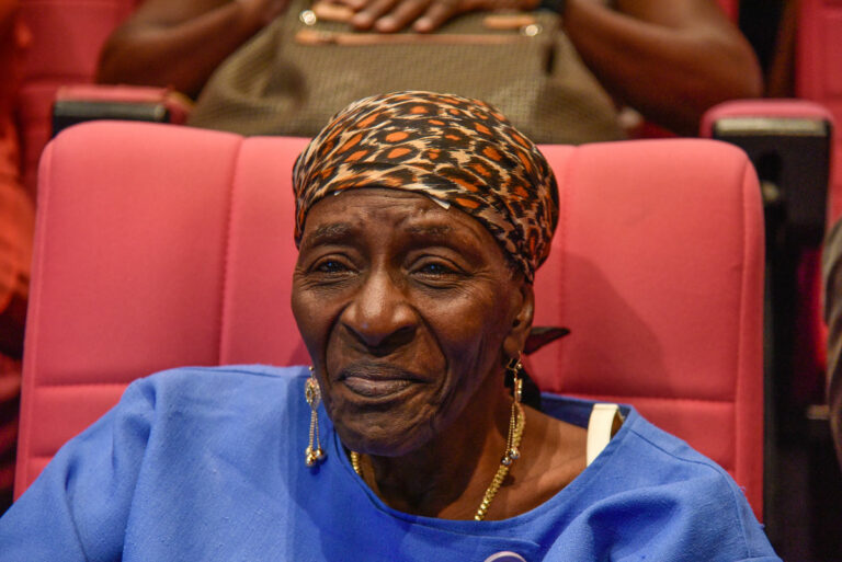 femme noire âgée participant à un débat public en guadeloupe