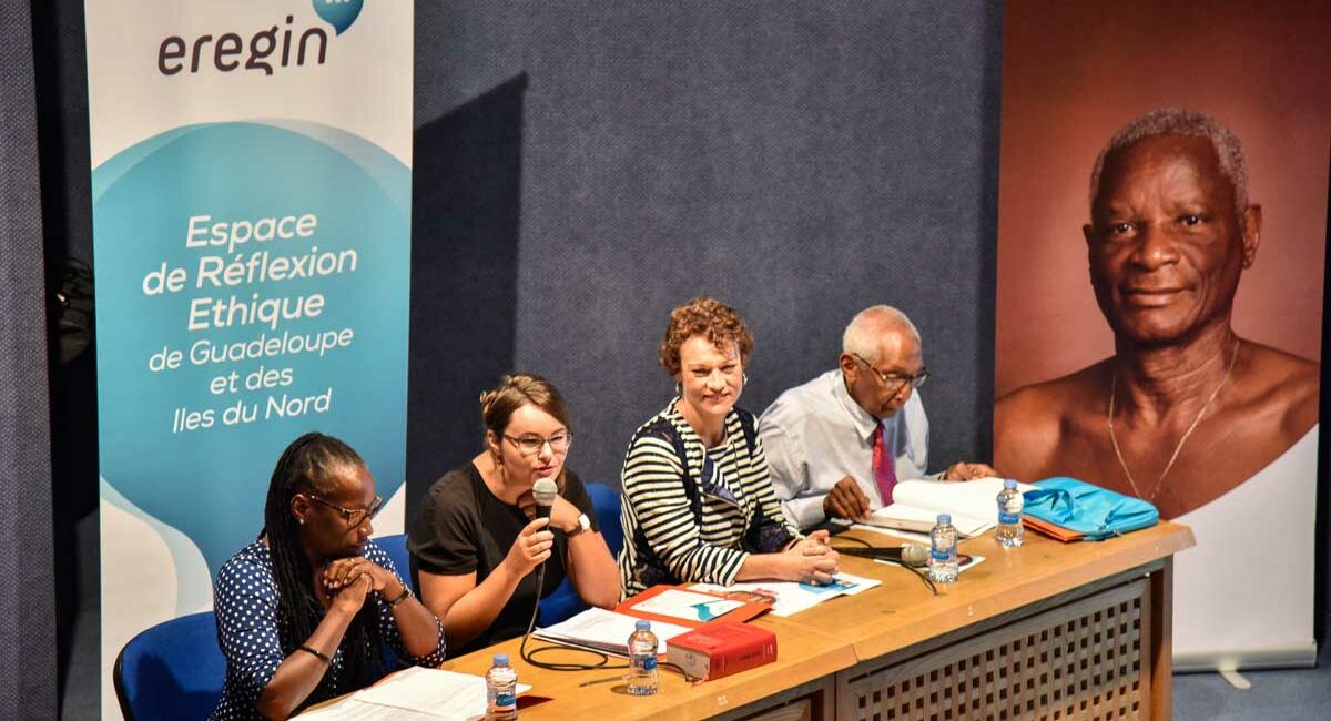 medecins autour d'une table rond lors d'un débat public sur la personne âgée en guadeloupe