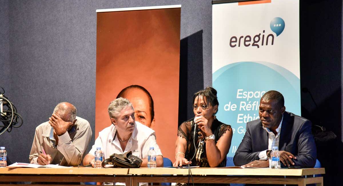 medecins autour d'une table rond lors d'un débat public sur la personne âgée en guadeloupe
