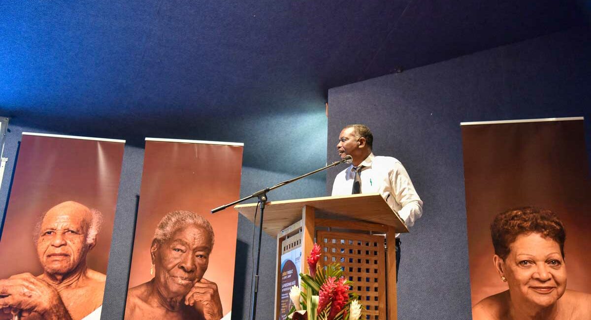 medecin noir intervenant à un débat public sur la personne âgée en guadeloupe
