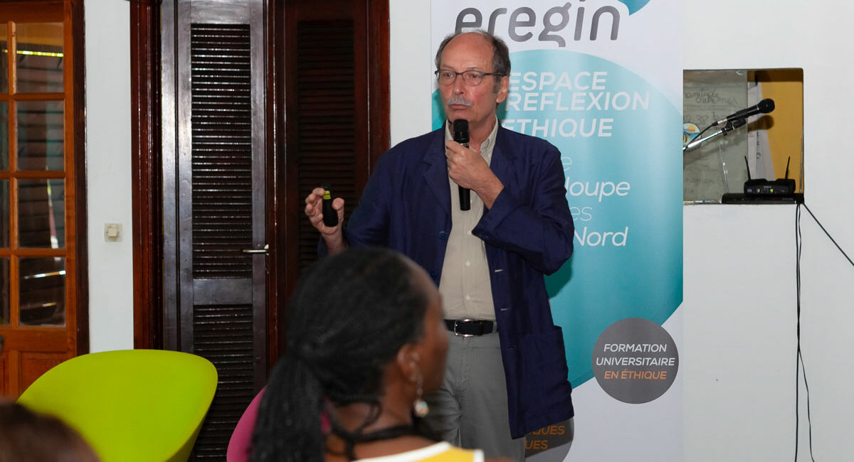 médecin intervenant lors d'un séminaire médical entre professionnels de la santé en guadeloupe 2021