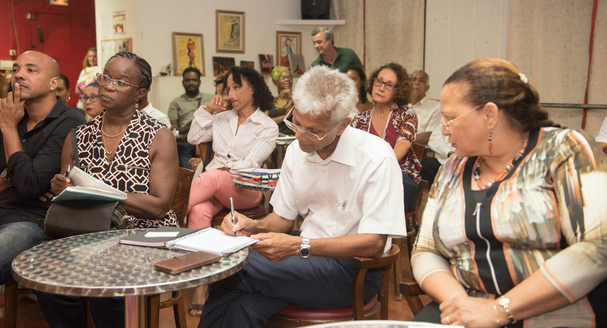 participants à un débat public entre médecins et professionnels de la santé guadeloupe