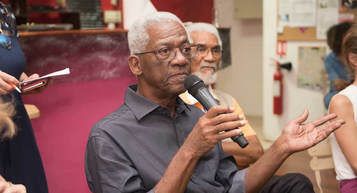 participants à un débat public entre médecins et professionnels de la santé guadeloupe