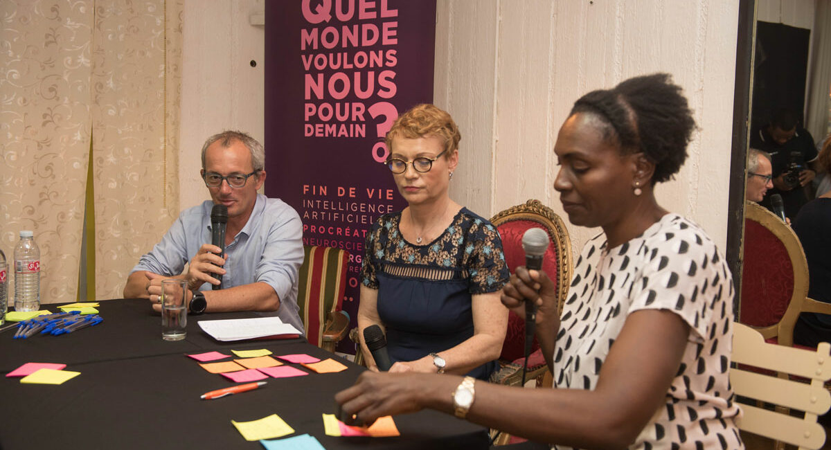 participants à un débat public entre médecins et professionnels de la santé guadeloupe